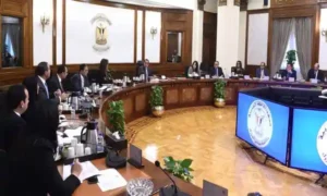 رئيس الوزراء خلال الإجتماع والمناقشة