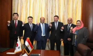 صورة جماعية للجانبين بعد توقيع مذكرة التفاهم بين مصر وكوريا الجنوبية