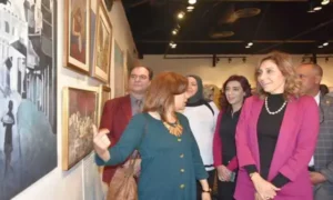 وزيرة الثقافة في معرض نجيب محفوظ بعد إفتتاحه