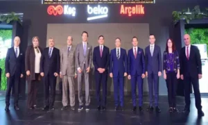 صورة جماعية مع المستشار محمد عبد الوهاب، الرئيس التنفيذي للهيئة العامة للاستثمار 