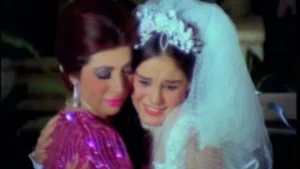 الفنانة نبيلة عبيد والفنانة شريهان في لقطة من فيلم العذراء والشعر الأبيض