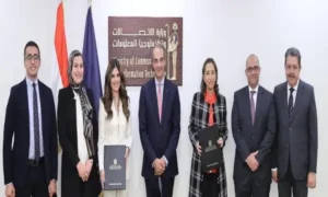 صورة جماعية بعد توقيع الإتفاقية