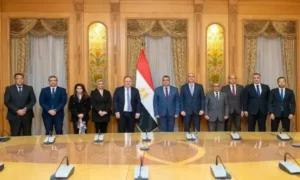 صورة جماعية مع وزير الدولة للإنتاج الحربي بعد توقيع البروتوكول