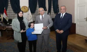 صورة لوزير التربية والتعليم مع الطفل عمر ووالدته 