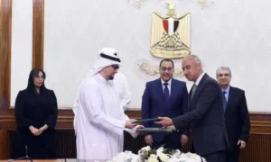 مدبولي يشهد توقيع اتفاقية بين "الكهرباء" و"مصدر" الإماراتية وشركائها