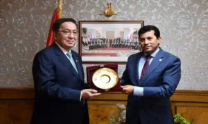 وزير الرياضة مع سفير كازخستان
