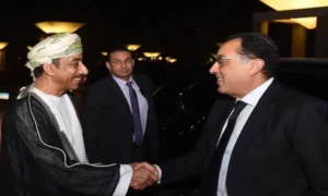 الدكتور مصطفي مدبولي مع السفير العُماني بالقاهرة