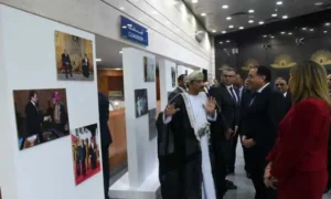 رئيس الوزراء ووزيرة الثقافة والسفير العماني بمعرض الفنون التشكيلية