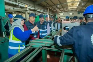 وزير الدولة والإنتاج الحربي مع العاملين بالمصنع