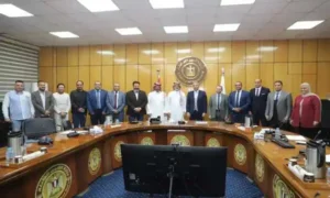 صورة جماعية مع وزير القوى العاملة والقنصل السعودي