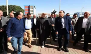 رئيس الوزراء وحوار مع رجل مسن بمنطقة مساكن ناصر بالملاحة  بالسويس
