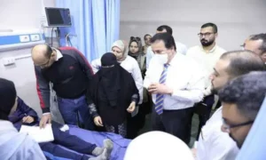 وزير الصحة أثناء متابعة أحد المرضي بالمستشفي