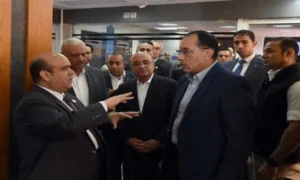 رئيس الوزراء ووزير العدل أثناء الجولة بمجمع محاكم السويس