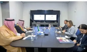 الدكتورة نيفين الكيلاني أثناء الإجتماع مع الأمير بدر بن عبدالله بن فرحان وزير الثقافة السعودي