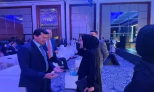 وزير الشباب والرياضة أثناء حديثه مع إحدي المكرمات