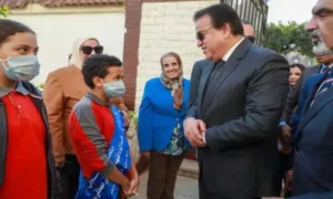 وزير الصحة أثناء زيارته لمدرسة اللواء الشهيد محمد هاني مصطفى