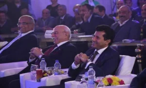 وزير الشباب والرياضة مع الدكتور كمال درويش أثناء الإحتفالية وضحكة من القلب