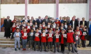 صورة جماعية مع وزير الصحة أثناء زيارته لمدرسة اللواء الشهيد محمد هاني مصطفى