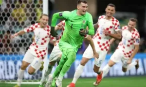 دومينيك ليفاكوفيتش حارس مرمى كرواتيا يجري إحتفالاً بفوز بلاده علي البرازيل