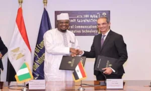 وزيرا الإتصالات المصري والنيجيري بعد التوقيع