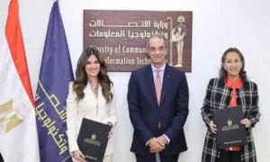 الدكتورة ريم بهجت والمهندسة ميرنا عارف مع الوزير بعد التوقيع