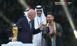 ميسي أثناء التتويج بكأس العالم مع رئيس الإتحاد الدولي 