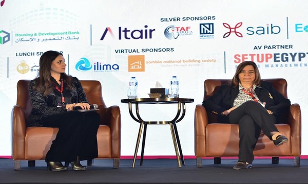 السيدة مي عبدالحميد أثناء الجلسة النقاشية