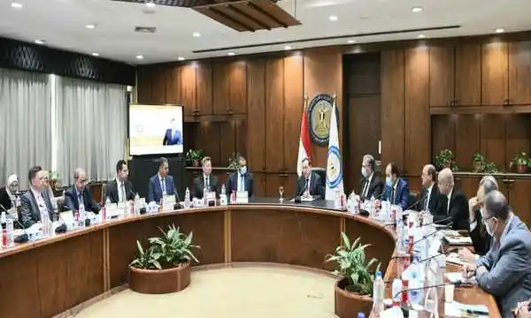 وزير البترول يرأس الإجتماع