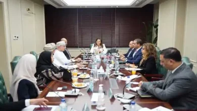 وزيرة التخطيط مع بورصة مسقط