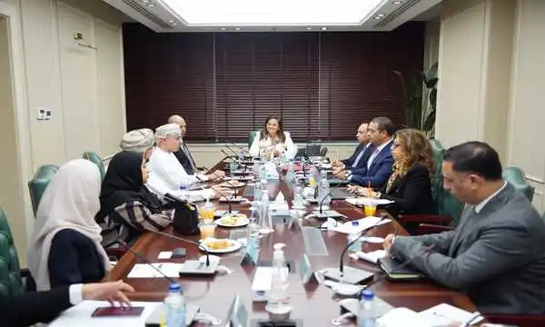 وزيرة التخطيط مع بورصة مسقط