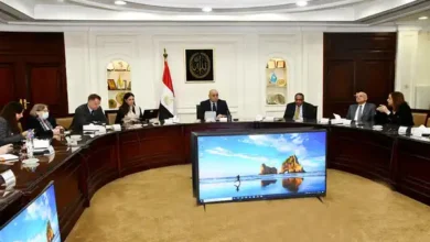 وزير الإسكان أثناء الإجتماع