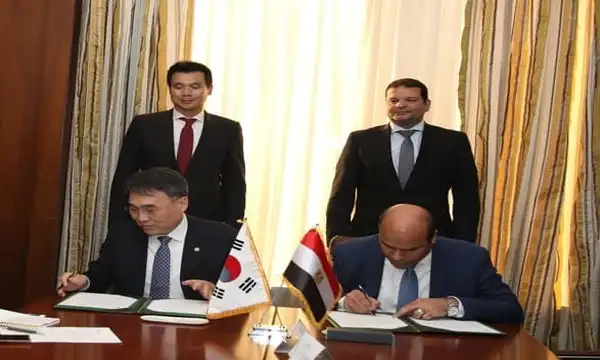 أثناء توقيع مذكرة التفاهم