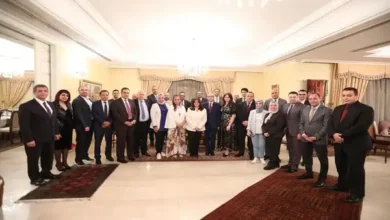 وزيرة الهجرة أثناء زيارتها لدولة الإمارات في صورة جماعية