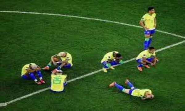 الحزن يسيطر علي لاعبي البرازيل بعد الخروج من المونديال