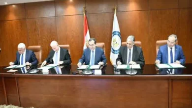وزير البترول أثناء التوقيع