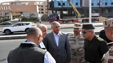 مسئولو الإسكان أثناء الجولة التفقدية