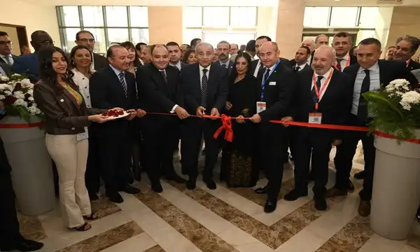 الوزيران والحضور أثناء الإفتتاح