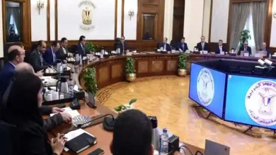 رئيس الوزراء أثناء الإجتماع اليوم