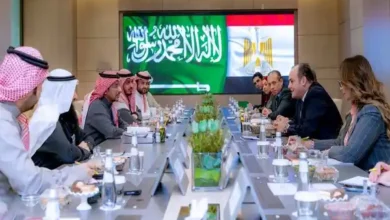 المهندس أحمد سمير خلال اجتماعه بالمسئولين السعوديين في ختام زيارته للمملكة