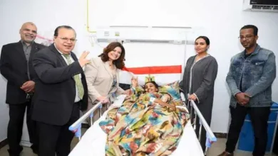 وزيرة الهجرة تزور الطالبين المصابين من المصريين العائدين من السوادن