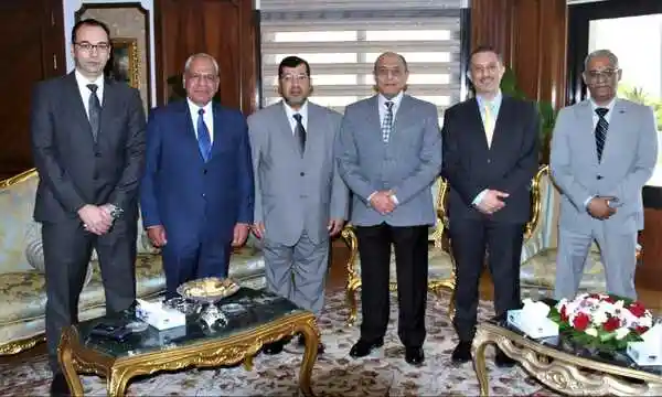 وزير الطيران المدنى يلتقى وفداً لمجلس أمناء كلية التكنولوجيا والطيران بدولة الكويت 