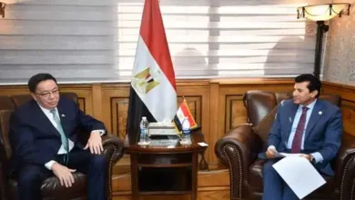 وزير الرياضة مع سفير كازخستان