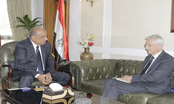 وزير قطاع الأعمال يلتقي بالسفير الفرنسي لدي القاهرة