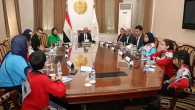وزير التربية والتعليم مع طلاب بني مزار