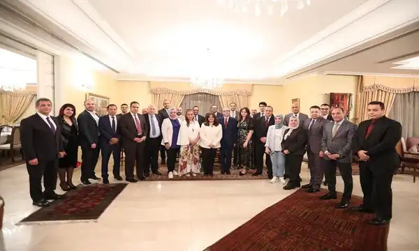 وزيرة الهجرة أثناء زيارتها لدولة الإمارات في صورة جماعية