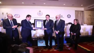 الدكتور خالد عبدالغفار وزير الصحة والسكان يتسلم شهادة من موسوعة "جينيس ريكورد" للأرقام القياسية