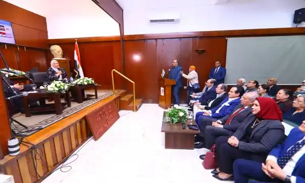 الوزيرة أثناء مشاركتها في الندوة