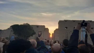 مصريون وأجانب يشهدون ظاهرة شروق الشمس على معابد الكرنك بالأقصر