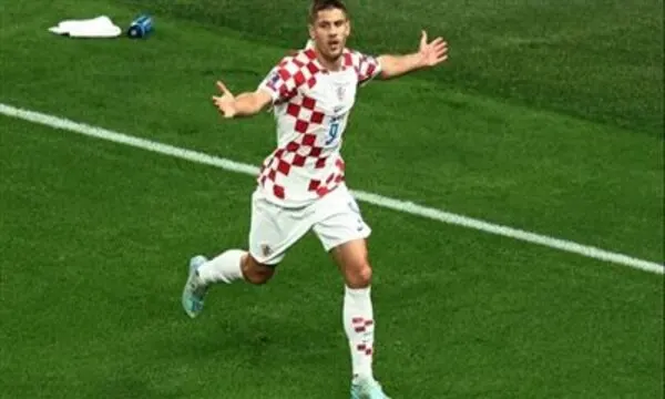 فرحة لاعب كرواتيا بتسجيل هدف التعادل أمام اليابان