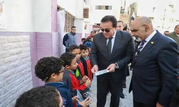 وزير الصحة أثناء زيارته لمدرسة اللواء الشهيد محمد هاني مصطفى